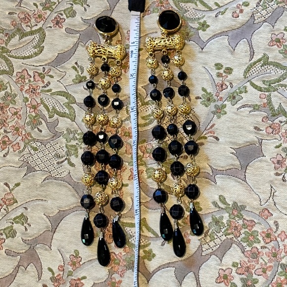 Vintage ’70’s - 7.5” Shoulder Duster Earrings from NYC in Gold Filagree & Black - Picture 3 of 6
